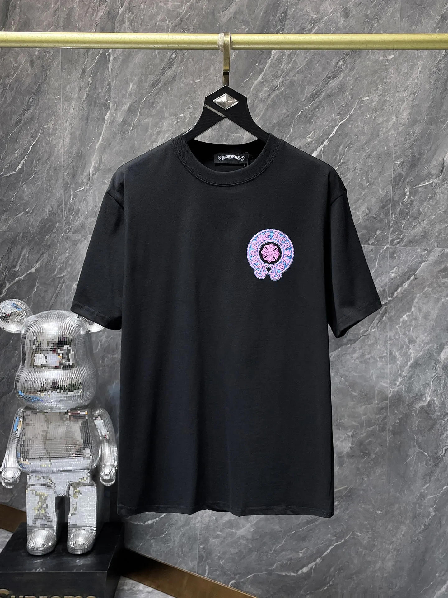P146 New Chrome Hearts 25ss high version released in summer! ! High-weight, environmentally friendly and high-quality top-quality fabrics 260g~270g Crow Sanskrit horseshoe foam short-sleeves. Counter synchronization. 1:1 replica version. Recommended colors: white, black